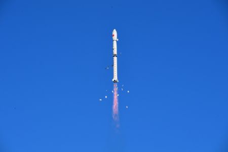 (miniature) Une fusée Longue Marche-4C transportant le satellite Fengyun-3E (FY-3E) décolle depuis le Centre de lancement de satellites de Jiuquan