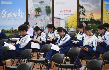 (miniature) Des candidats attendent de participer au concours national d'entrée à l'université dans un site d'examen à Beijing