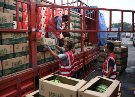 (miniature) Des commer&ccedil;ants se pr&eacute;parent pour la r&eacute;ouverture du march&eacute; de gros de Xinfadi &agrave; Beijing