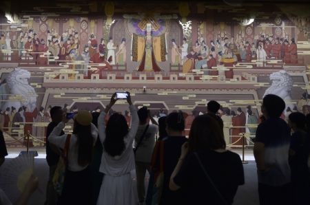 (miniature) Des visiteurs observent des peintures murales au mus&eacute;e du site de Yingtianmen du Parc du site arch&eacute;ologique national Sui-Tang de Luoyang