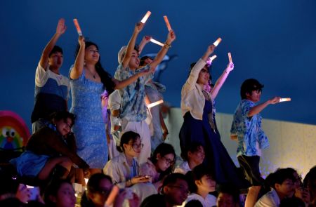 (miniature) Des spectateurs du Festival de chant choral de l'île de Pingtan de Chine