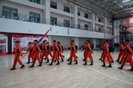 (miniature) Des membres d'une équipe de secours chinoise s'apprêtent à partir pour la Turquie depuis une base d'entraînement à la lutte contre les incendies à Beijing