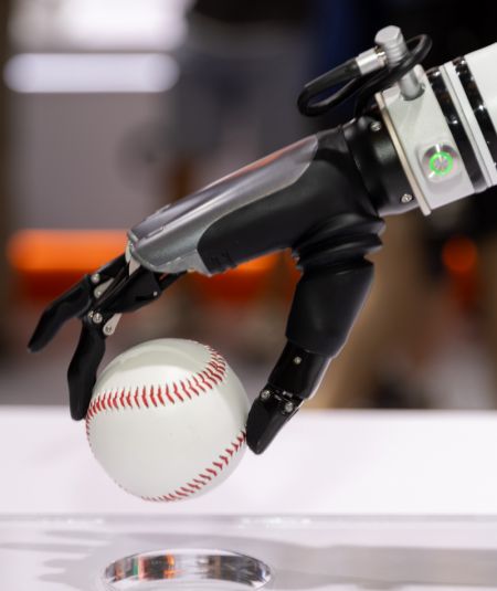 (miniature) Une main robotisée agile exposée lors de la Conférence mondiale sur l'IA 2024 à Shanghai