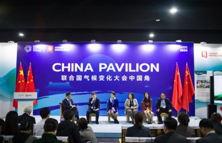 (miniature) Des gens participent à la réunion d'information qui marque l'ouverture du Pavillon de la Chine lors de la 29ème session de la Conférence des parties à la Convention-cadre des Nations Unies sur les changements climatiques (COP29)