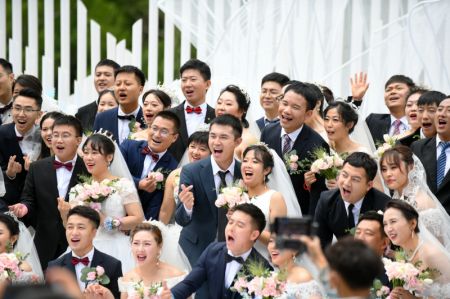 (miniature) Des couples ayant participé à la lutte contre le COVID-19 prennent part à un mariage de groupe organisé par le comité de gestion du mont Changbai