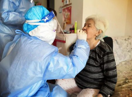 (miniature) Un professionnel médical prélève un échantillon de gorge sur une habitante pour le test du COVID-19