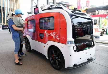 (miniature) Des clients ach&egrave;tent des boissons &agrave; un v&eacute;hicule sans conducteur lors d'une animation &agrave; Beijing