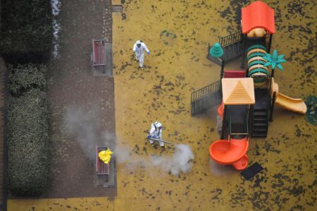 (miniature) Des membres du personnel de pr&eacute;vention de l'&eacute;pid&eacute;mie proc&egrave;dent &agrave; la d&eacute;sinfection du quartier r&eacute;sidentiel de Ronghui de Tiangongyuan