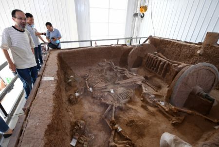 (miniature) Un chariot en bronze restauré dans une base de l'Institut provincial d'archéologie du Shaanxi