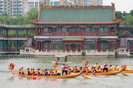 (miniature) Courses de bateaux-dragons dans le parc Longtan dans l'arrondissement de Dongcheng à Beijing