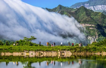 (miniature) Des touristes apprécient des nuages dévalant du mont Jinfo à Chongqing