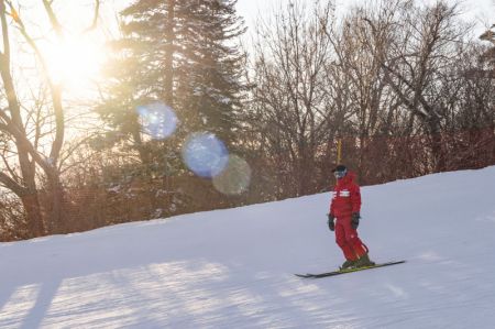 (miniature) Un skieur dans la station de ski de Yabuli