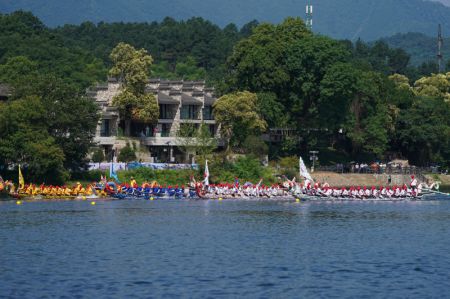 (miniature) Des bateaux-dragons participent à une course à Taohuatan