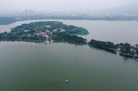 (miniature) Des touristes se promènent en bateau dans le parc du lac Xuanwu