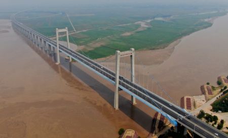 (miniature) Photo aérienne prise le 14 septembre 2020 montrant le pont de Taohuayu du fleuve Jaune