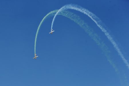 (miniature) Des avions participent &agrave; un spectacle acrobatique lors d'un &eacute;v&eacute;nement public organis&eacute; par l'Association des propri&eacute;taires d'avions et des pilotes de Chine (China Aircraft Owners and Pilots Association