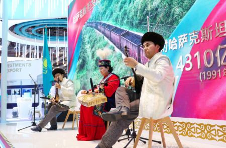 (miniature) Des musiciens sur le stand du Kazakhstan à la 6e Exposition internationale d'importation de la Chine (CIIE)