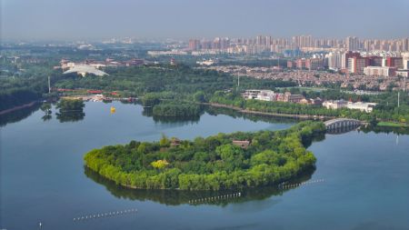 (miniature) Photo aérienne prise le 22 juillet 2023 montre le paysage du lac Nanhu à Tangshan