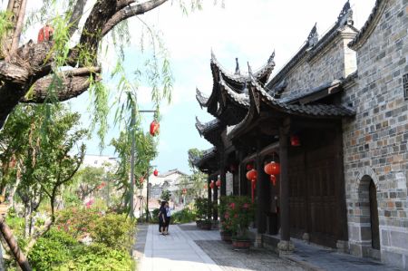 (miniature) Des touristes devant un bâtiment ancien du district de Changting