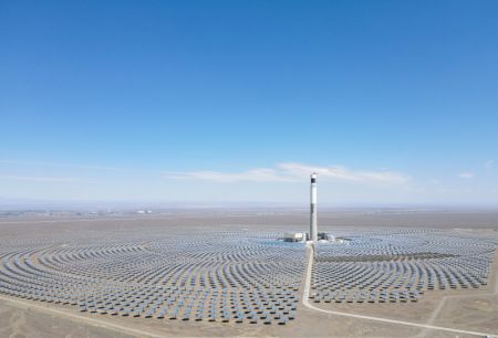 (miniature) Photo prise le 22 août 2021 d'une centrale solaire thermique dans le bourg de Nom à Hami