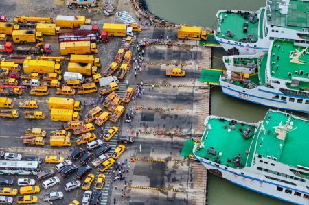 (miniature) Du personnel et des équipements en attente d'embarquement sur des navires à destination de Hainan