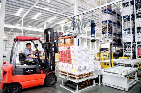 (miniature) Un ouvrier dans un atelier de logistique intelligente d'une entreprise de fabrication de pièces de fixation dans l'arrondissement de Yongnian de la ville de Handan