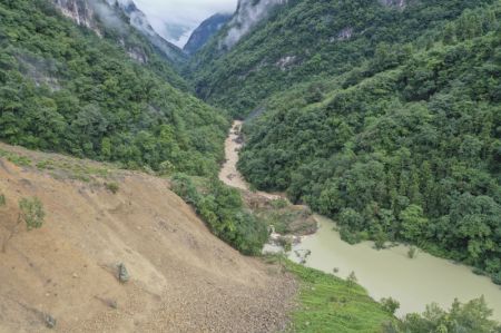 (miniature) Photo aérienne d'un site de glissement de terrain survenu dans le village de Liujing dans l'arrondissement de Wulong de la municipalité de Chongqing (sud-ouest de la Chine)