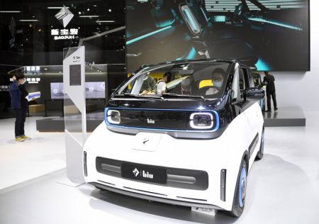 (miniature) Une voiture électrique exposée lors du Salon international de l'automobile de Beijing 2020 à Beijing