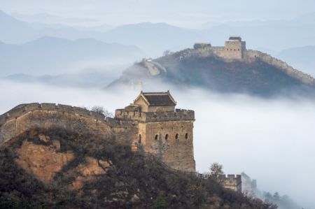 (miniature) Photo de la section de Jinshanling de la Grande Muraille enveloppée de nuages