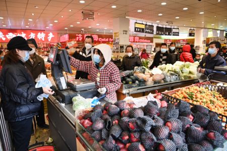 (miniature) Des habitants achètent des fruits et légumes dans un supermarché à Xi'an