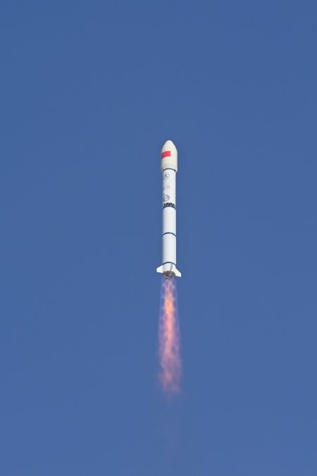 (miniature) Une fusée porteuse Longue Marche-2C transportant trois satellites de test de communication en orbite basse décolle du Centre de lancement de satellites de Jiuquan