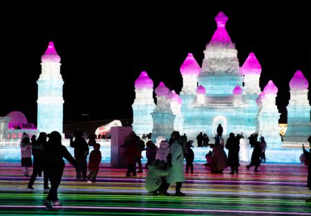 (miniature) Des gens s'amusent dans le Monde de glace et de neige de Harbin