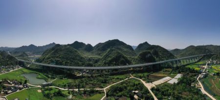(miniature) Photo aérienne prise le 28 mars 2022 du grand pont de Xinminjing de l'autoroute Guiyang-Huangping