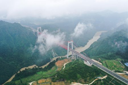 (miniature) Le grand pont de Yangbaoshan sur l'autoroute Guiyang-Huangping