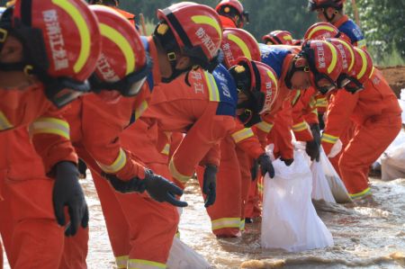 (miniature) Des pompiers d&eacute;placent des sacs de sable dans le district de Yangming &agrave; Mudanjiang