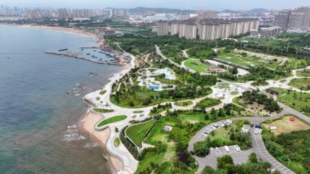 (miniature) Photo prise par un drone d'un parc en bord de plage à Qingdao