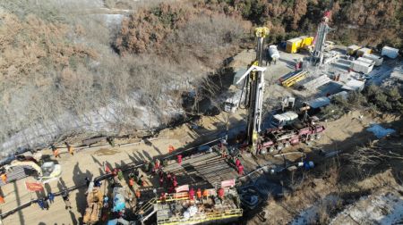 (miniature) Des secouristes sur le site de l'explosion d'une mine d'or dans la ville de Qixia