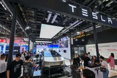 (miniature) Le stand de Tesla à la Foire internationale du commerce des services de Chine 2024 (CIFTIS)