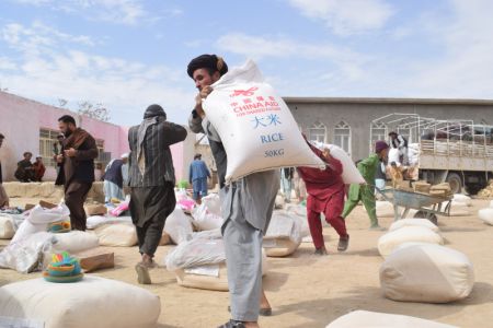 (miniature) Des Afghans transportent des articles de secours donnés par la Chine dans la province de Jawzjan en Afghanistan