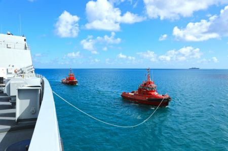 (miniature) Une flottille de la marine de l'Armée populaire de libération (APL) transportant des fournitures de secours arrive à Nuku'alofa