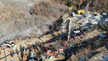 (miniature) Des secouristes sur le site de l'explosion d'une mine d'or dans la ville de Qixia