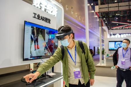 (miniature) Un visiteur essaie un appareil de réalité augmentée lors de la 18e édition de l'Exposition et Forum international de l'optoélectronique de la Chine (Optics Valley)