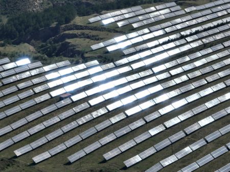 (miniature) Vue aérienne d'un drone montrant des panneaux photovoltaïques dans la base nationale de démonstration photovoltaïque des technologies avancées de la zone d'affaissement de l'exploitation minière de Datong