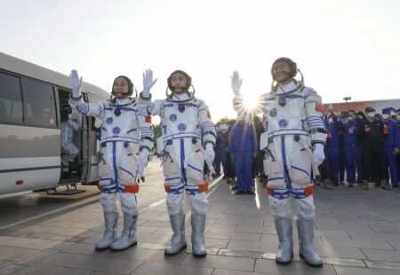 (miniature) Les astronautes chinois Jing Haipeng (à gauche)