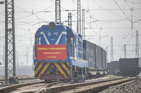 (miniature) Le premier train de fret international reliant le fleuve Yangtsé