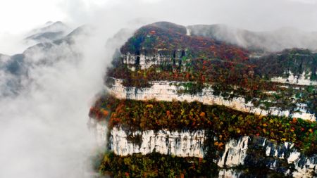 (miniature) Photo aérienne de la zone touristique de Longtoushan à Hanzhong