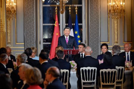 (miniature) Le président chinois Xi Jinping et son épouse Peng Liyuan participent à un banquet de bienvenue offert par le président français Emmanuel Macron et son épouse Brigitte Macron au palais de l'Elysée