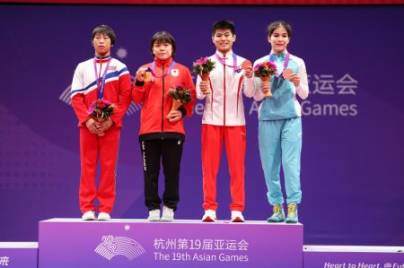 (miniature) La médaillée d'or japonaise Yoshimoto Remina (2e à gauche)