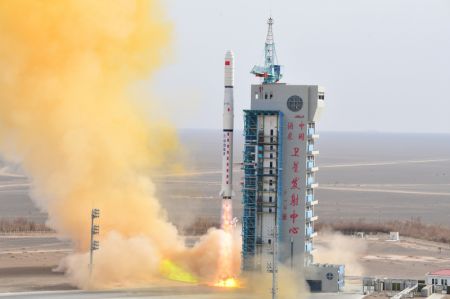 (miniature) Une fusée Longue Marche-4C transportant le quatrième groupe de satellites de télédétection Yaogan-31 décolle du Centre de lancement de satellites de Jiuquan