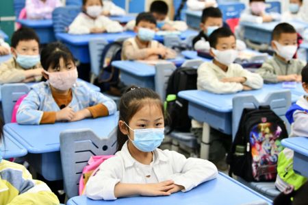 (miniature) Des élèves assistent à un cours dans une école primaire de Guiyang